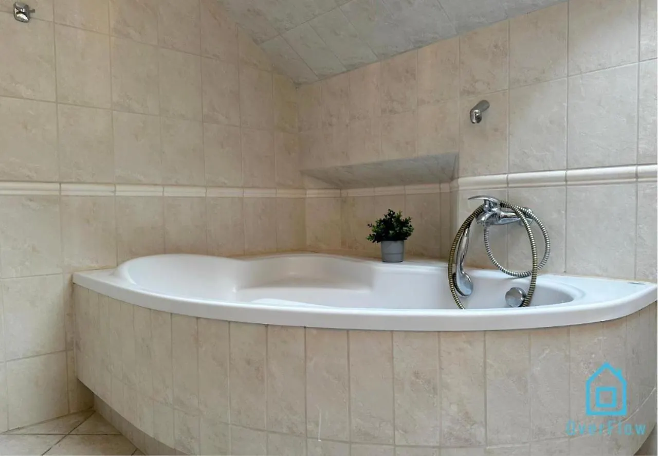 Homestay Gallery Room - Charming Place, 15 Minutes To Gdansk Old Town & 5 Minutes To Seaside